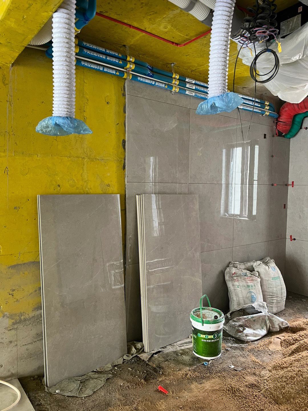 墙砖烂了怎样更换新砖(墙面砖坏了一块怎么能补进一块新的)